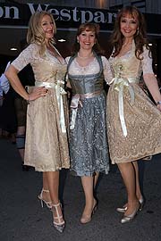 Barbara Osthoff, Gabriele Odinis, Claudia Corba alle Trachtenwahnsinn Dirndl (&copy;Foto: Martin Schmitz)